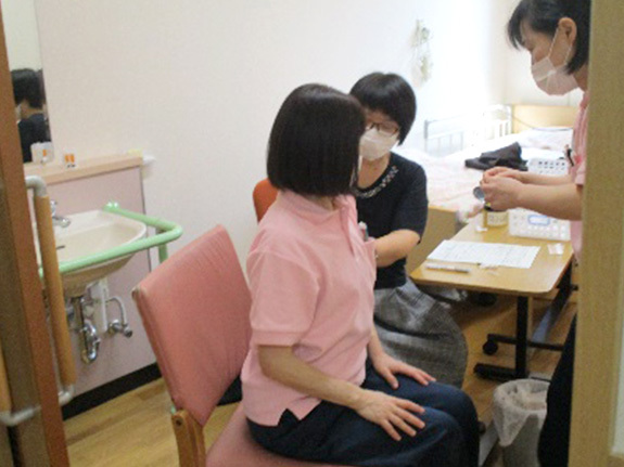 写真：職員へのコロナワクチン接種