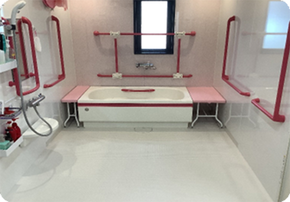 浴室は個浴のため、リラックスして入ることができます。手すりも壁一面に取り付けているので安心・安全にご入浴いただけます。脱衣室には床暖房も設置しており暖かいです。