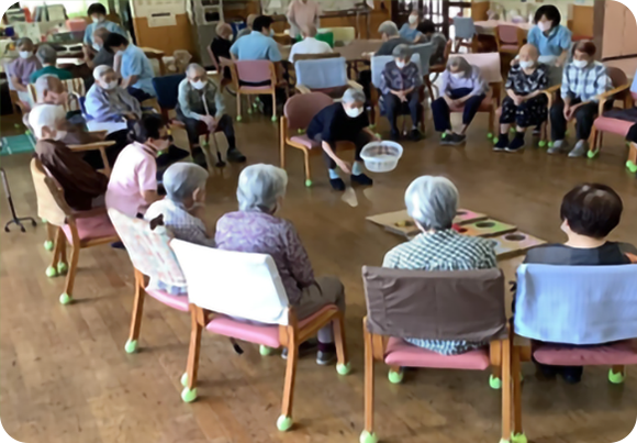 広々とした明るいホール。リハビリやレクリエーション等が行われます。