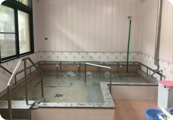大浴場は高齢者のための安全設計でバブルバスもあります。