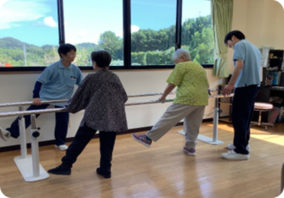 専用のリハビリ室で専門スタッフによる適切な個別指導で機能の改善・回復を目指します。