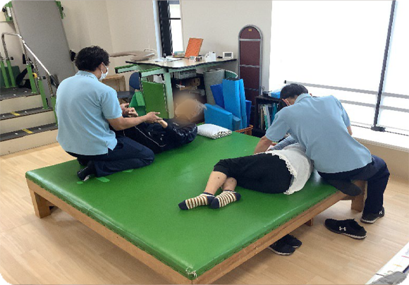 専門職が個別にリハビリを行い、適切な指導や早期の機能回復を図ります。