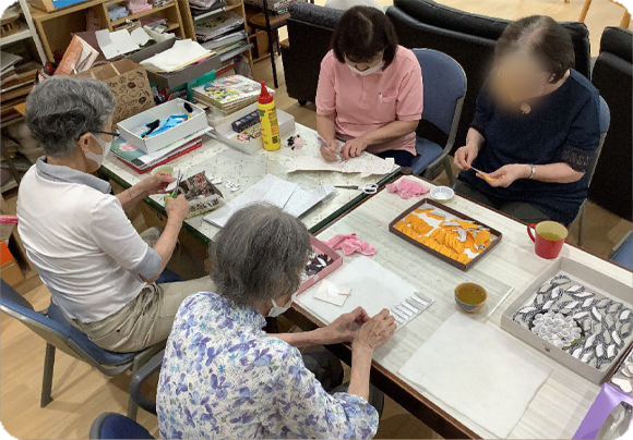 手先を使った作品作りや、デュアルタスク、スクエアステップ等の効果的なプログラムを実践。認知症の予防を図ります。
