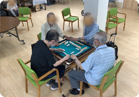 麻雀、囲碁、将棋、ぬり絵、計算など趣味活動の時間を設け脳トレを実践。認知機能の維持・向上、他者との交流の時間も作れます。