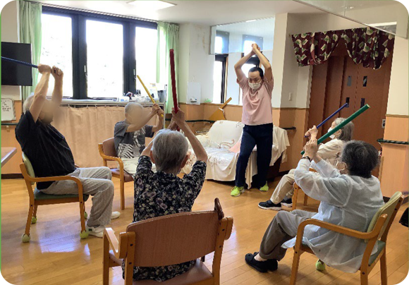 明るいリビングで朝から体操。体力向上を目指します。